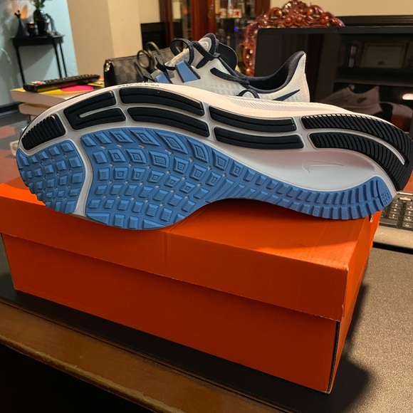 Running Shoe - Picture 3 of 7